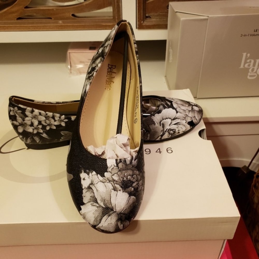 SALE ** BRAND NEW IN BOX ** FLORAL DANA FLATS.